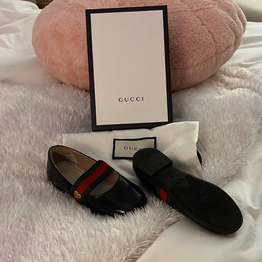 Girls Gucci flats. Like new! Worn once